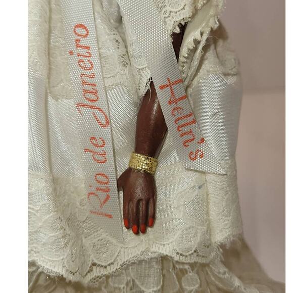 Vintage Rio de Janeiro Helln's Doll w/Fruit Hat, Beaded Necklace & Flag Souvenir - Picture 9 of 12